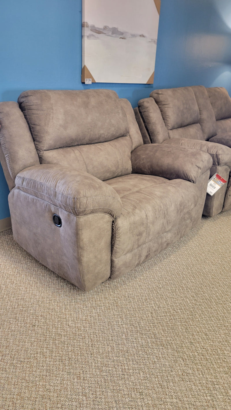 LARESVIEW OVERSIZED RECLINER