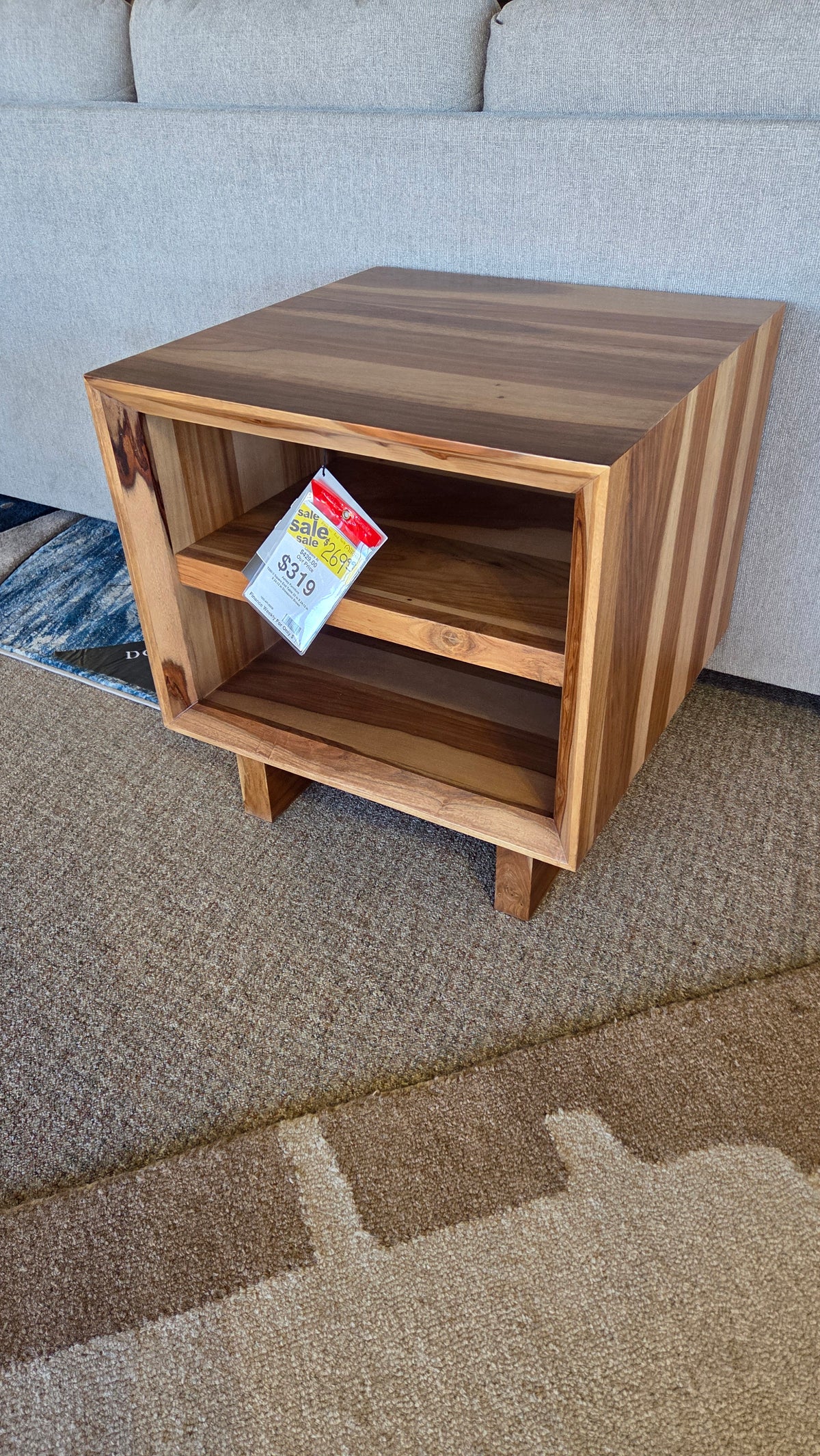 Dressonni End Table