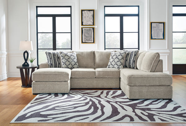 Calnita sectional with right side chaise