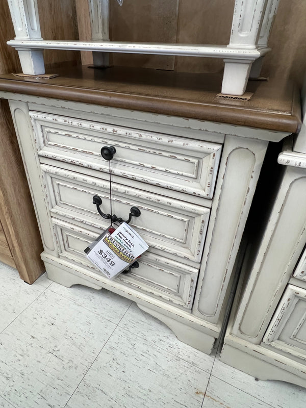 REALYN CIPPED WHITE THREE DRAWER NIGHTSTAND