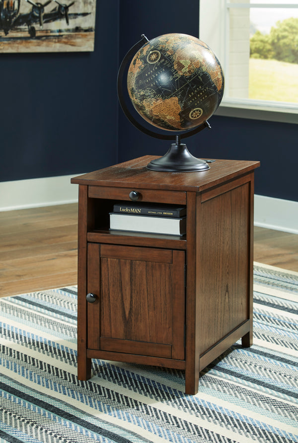 Treytown end table (brown)