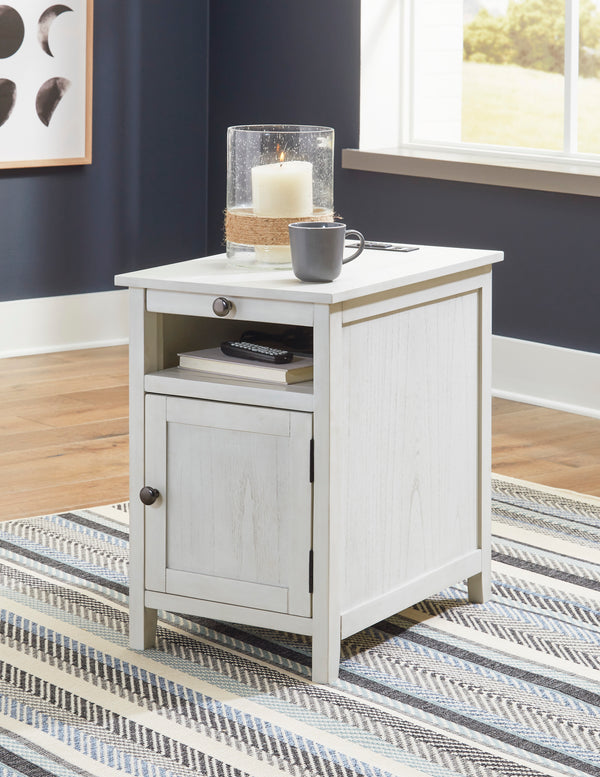 Treytown end table (antique white)