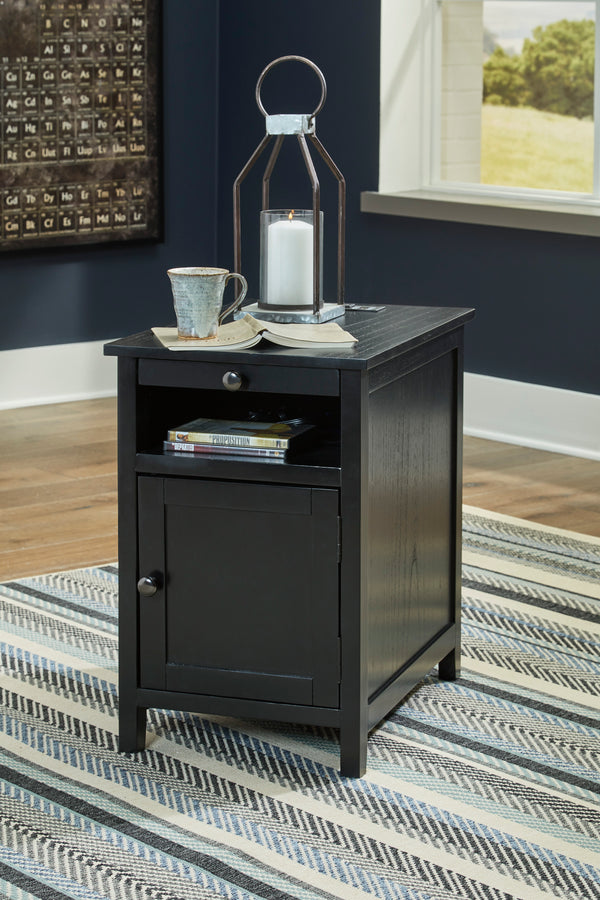 Treytown end table (black)